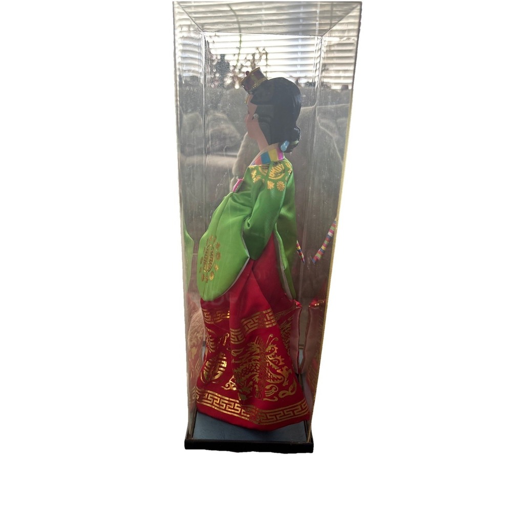 VINTAGE KOREAN DOLL WITH CASE GREEN/RED/MULTI-COLORED ATTIRE Rare - Picture 2 of 6